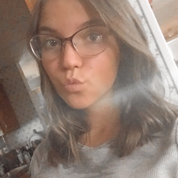 Meet your Posher, Kayla - Picture 1 of 1